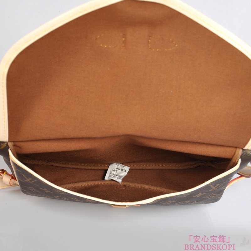 ルイヴィトン　LOUIS VUITTON　ヴィトン　LV　モノグラム　バッグ　ショルダーバッグ　ソミュール30　M42256