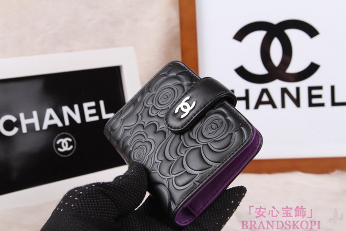 シャネル CHANEL カメリアエンボス 二つ折財布 ブラック*パープル A50089