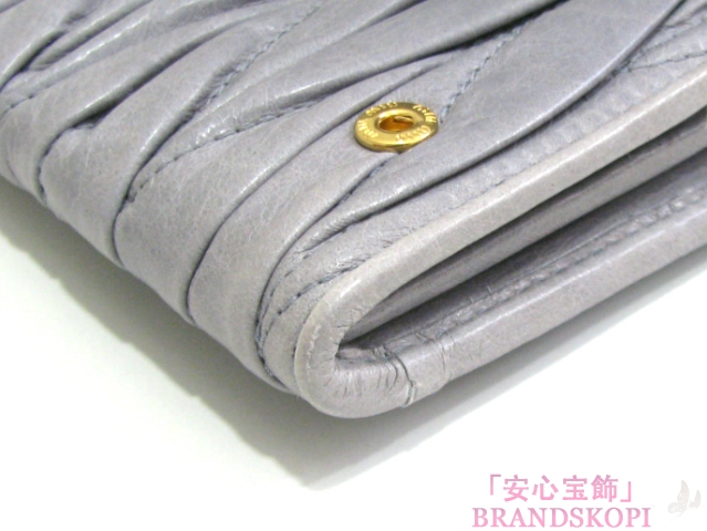 miu miu（ミュウミュウ）ＺＩＰ長財布/グレー(金具：ゴールド)/型押しレザー(5M1109)
