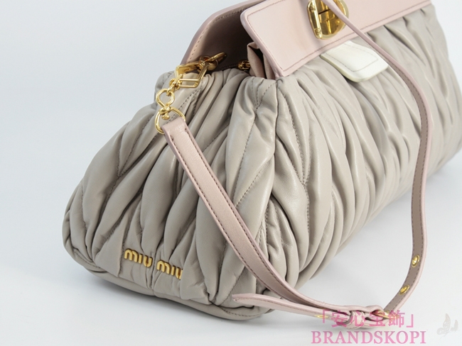 ミュウミュウ(miumiu) - RP0327MATE POM+OP+GE 　マテラッセ斜めSD金具留中Fシキリ