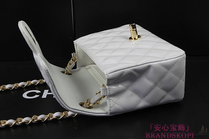 シャネルミニマトラッセ チェーンショルダーバッグ ホワイト×ゴールド金具 エナメル A1115