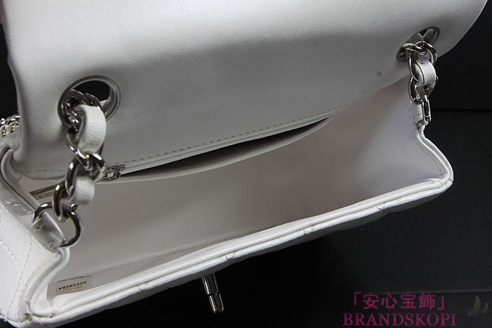 シャネルミニマトラッセ チェーンショルダーバッグ ホワイト×シルバー金具 ラムスキン A1115