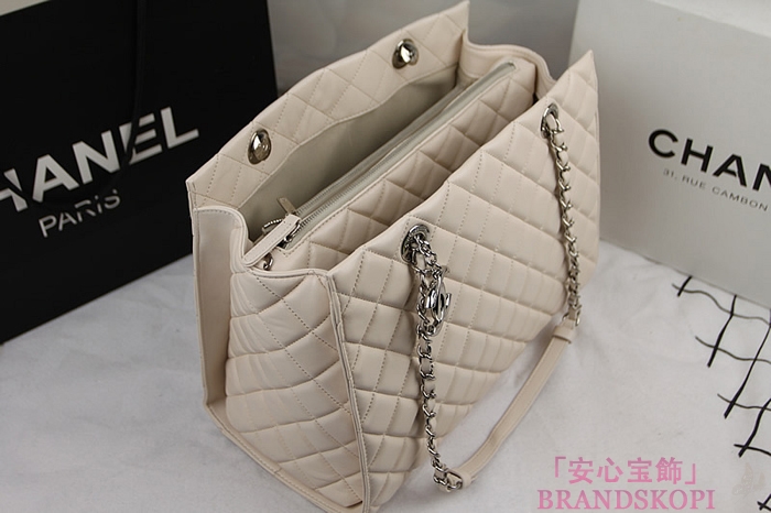 シャネル CHANEL マトラッセライン ラムスキン ショルダーバッグ ベージュA94042