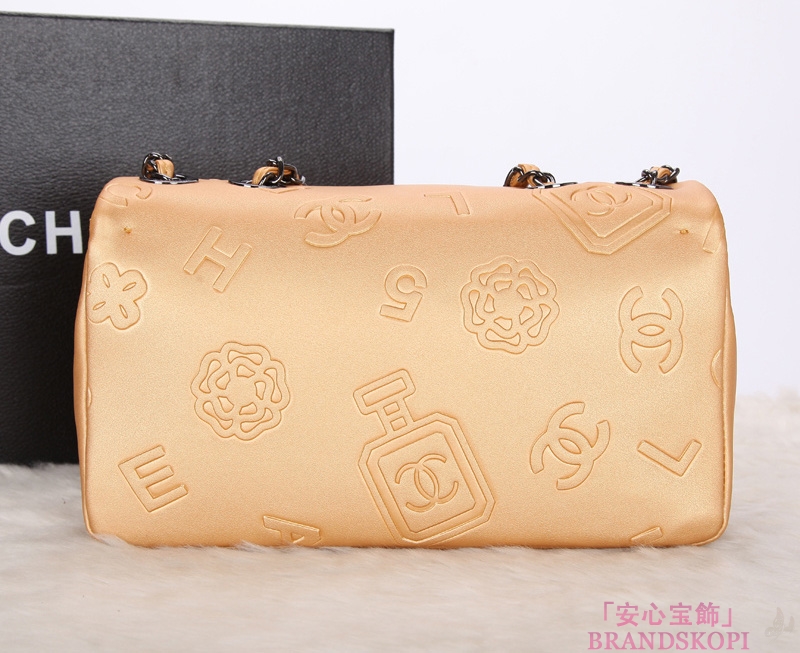 新品 シャネル スーパーコピー  カーフレザー アイコン バッグ A68630_H    ブランド名：CHANEL（シャネル） 品番: A68630_H 商品名：アイコン バッグ カラー:写真通り 素材：カーフレザー 　　 サイズ：W26.5×H16×D8  ポケット：ファスナーポケット×1 付属品：保存袋ギャランティーカード