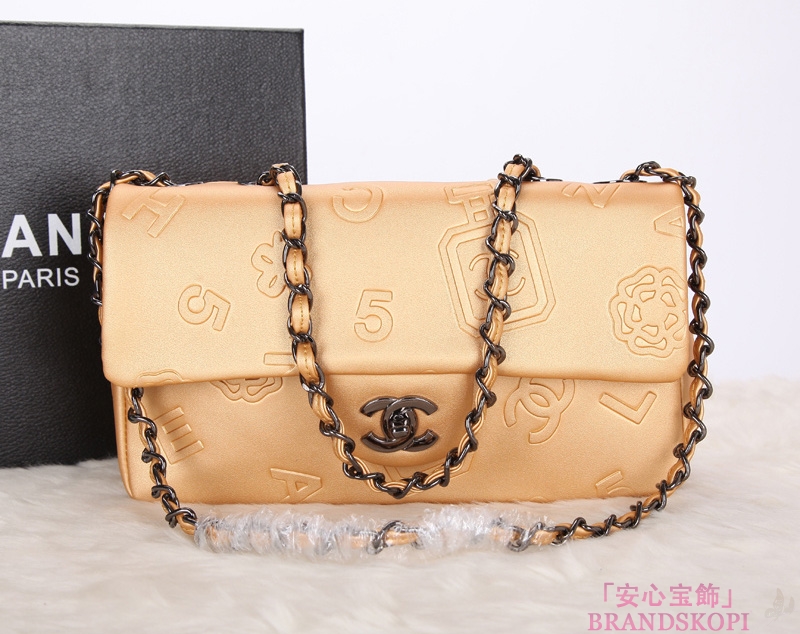 新品 シャネル スーパーコピー  カーフレザー アイコン バッグ A68630_H    ブランド名：CHANEL（シャネル） 品番: A68630_H 商品名：アイコン バッグ カラー:写真通り 素材：カーフレザー 　　 サイズ：W26.5×H16×D8  ポケット：ファスナーポケット×1 付属品：保存袋ギャランティーカード