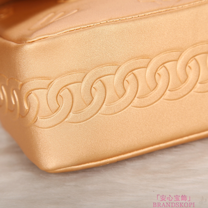 新品 シャネル スーパーコピー  カーフレザー アイコン バッグ A68630_H    ブランド名：CHANEL（シャネル） 品番: A68630_H 商品名：アイコン バッグ カラー:写真通り 素材：カーフレザー 　　 サイズ：W26.5×H16×D8  ポケット：ファスナーポケット×1 付属品：保存袋ギャランティーカード