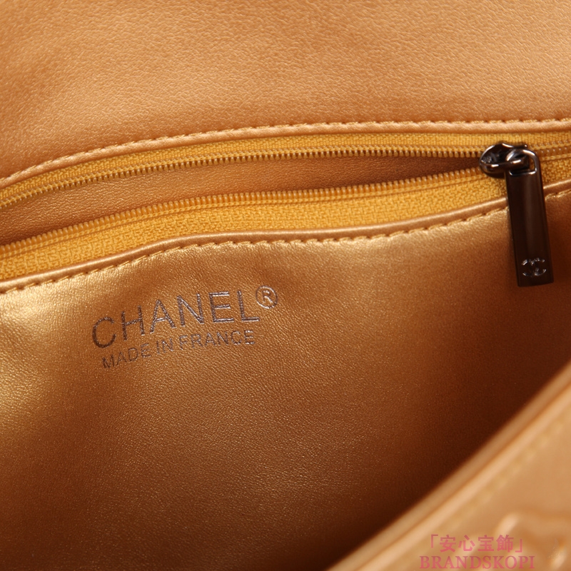 新品 シャネル スーパーコピー  カーフレザー アイコン バッグ A68630_H    ブランド名：CHANEL（シャネル） 品番: A68630_H 商品名：アイコン バッグ カラー:写真通り 素材：カーフレザー 　　 サイズ：W26.5×H16×D8  ポケット：ファスナーポケット×1 付属品：保存袋ギャランティーカード