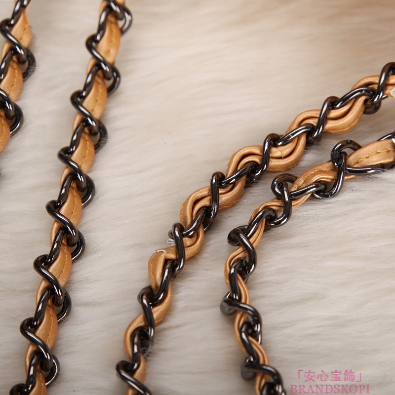 新品 シャネル スーパーコピー  カーフレザー アイコン バッグ A68630_H    ブランド名：CHANEL（シャネル） 品番: A68630_H 商品名：アイコン バッグ カラー:写真通り 素材：カーフレザー 　　 サイズ：W26.5×H16×D8  ポケット：ファスナーポケット×1 付属品：保存袋ギャランティーカード